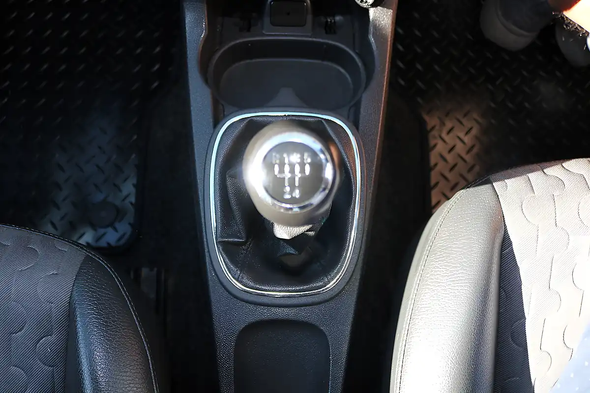 Used 2012 Vauxhall Corsa Se White - Interior and Exterior details 17