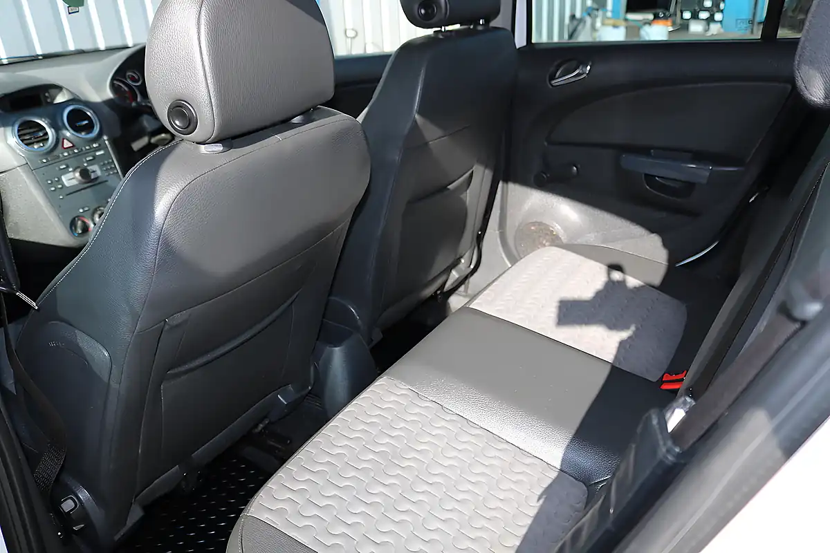 Used 2012 Vauxhall Corsa Se White - Interior and Exterior details 19