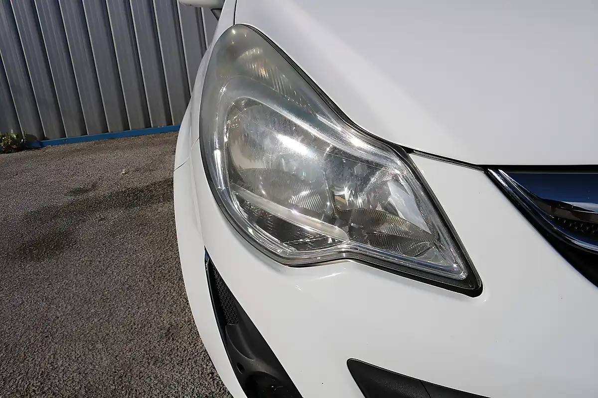 Used 2012 Vauxhall Corsa Se White - Interior and Exterior details 3
