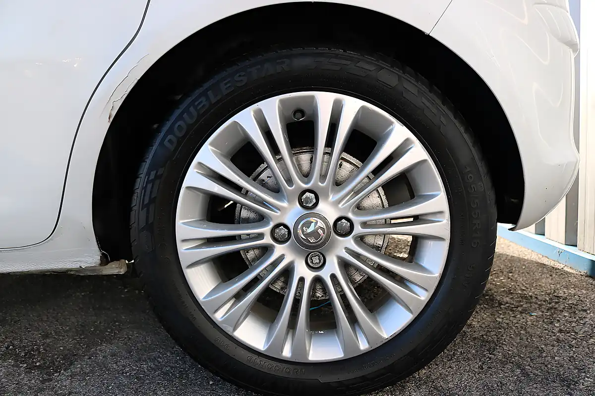 Used 2012 Vauxhall Corsa Se White - Interior and Exterior details 6