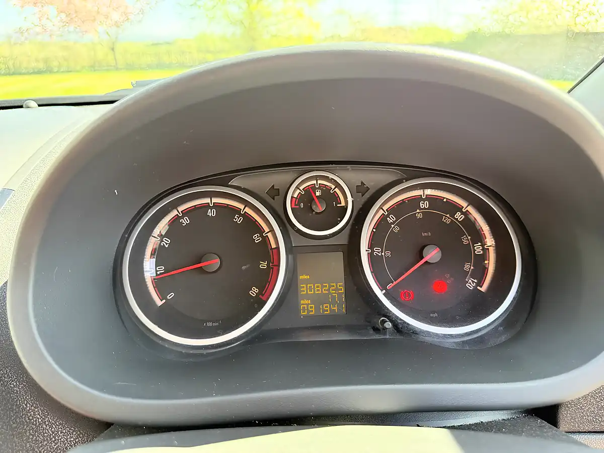 Used 2012 Vauxhall Corsa Sri White - Interior and Exterior details 13