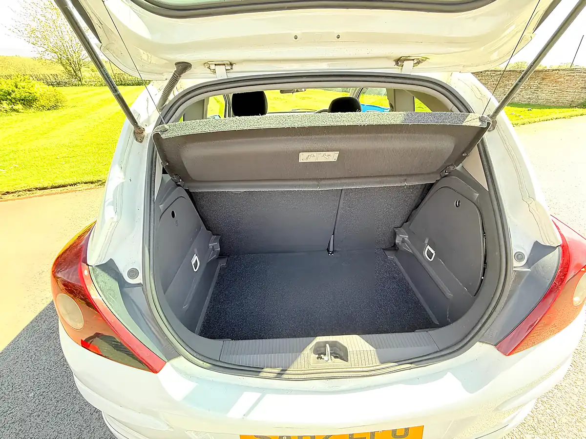 Used 2012 Vauxhall Corsa Sri White - Interior and Exterior details 15