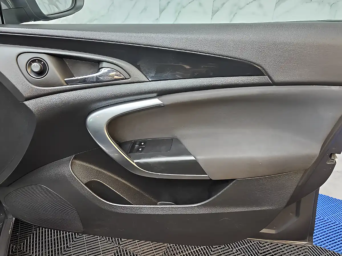 Used 2012 Vauxhall Insignia Sri Nav Sports Tourer Grey - Interior and Exterior details 19