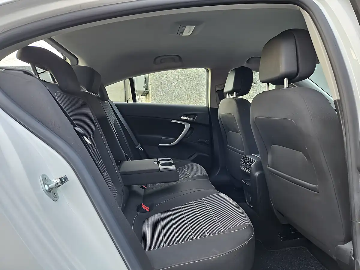 Used 2012 Vauxhall Insignia Sri White - Interior and Exterior details 16