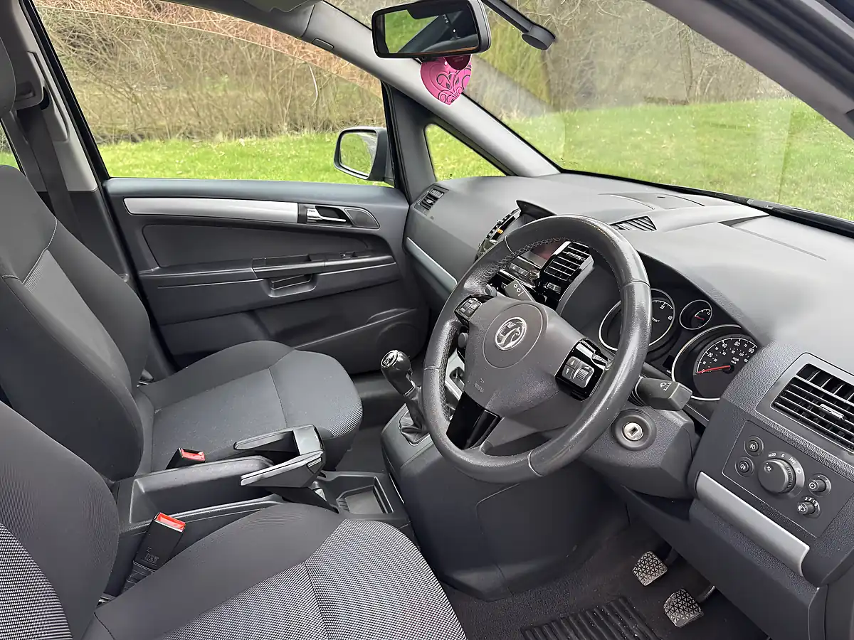 Used 2012 Vauxhall Zafira Design Black - Interior and Exterior details 13