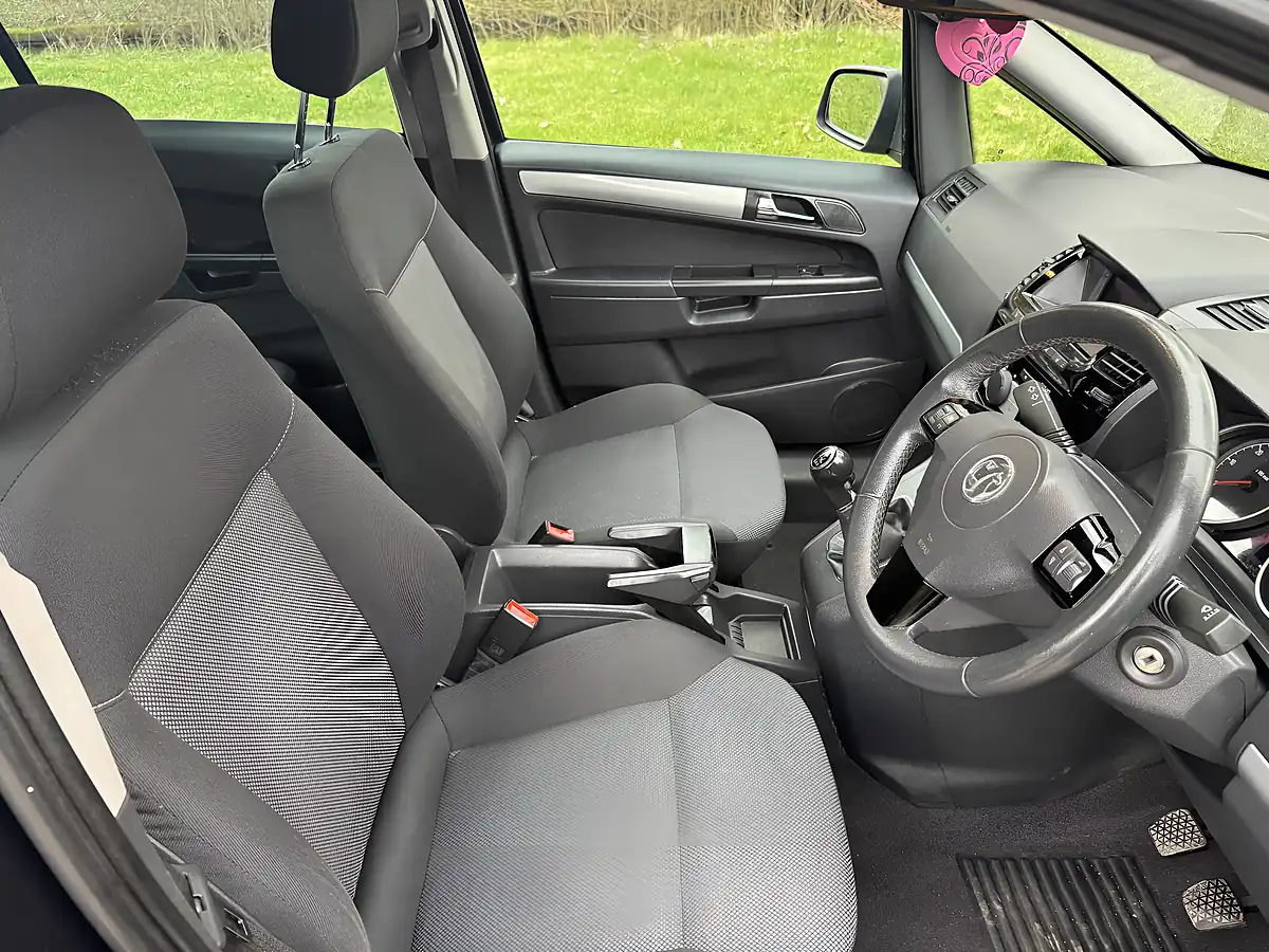 Used 2012 Vauxhall Zafira Design Black - Interior and Exterior details 15