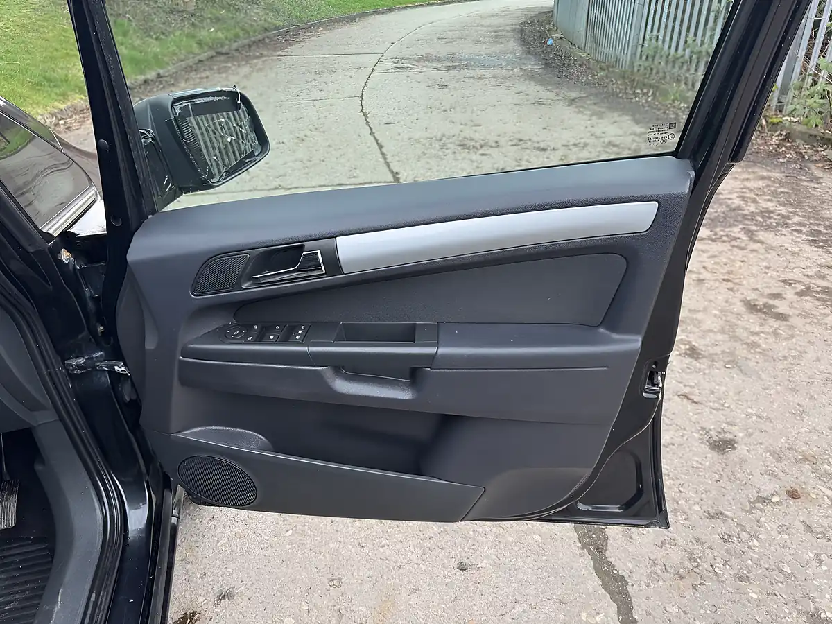 Used 2012 Vauxhall Zafira Design Black - Interior and Exterior details 17
