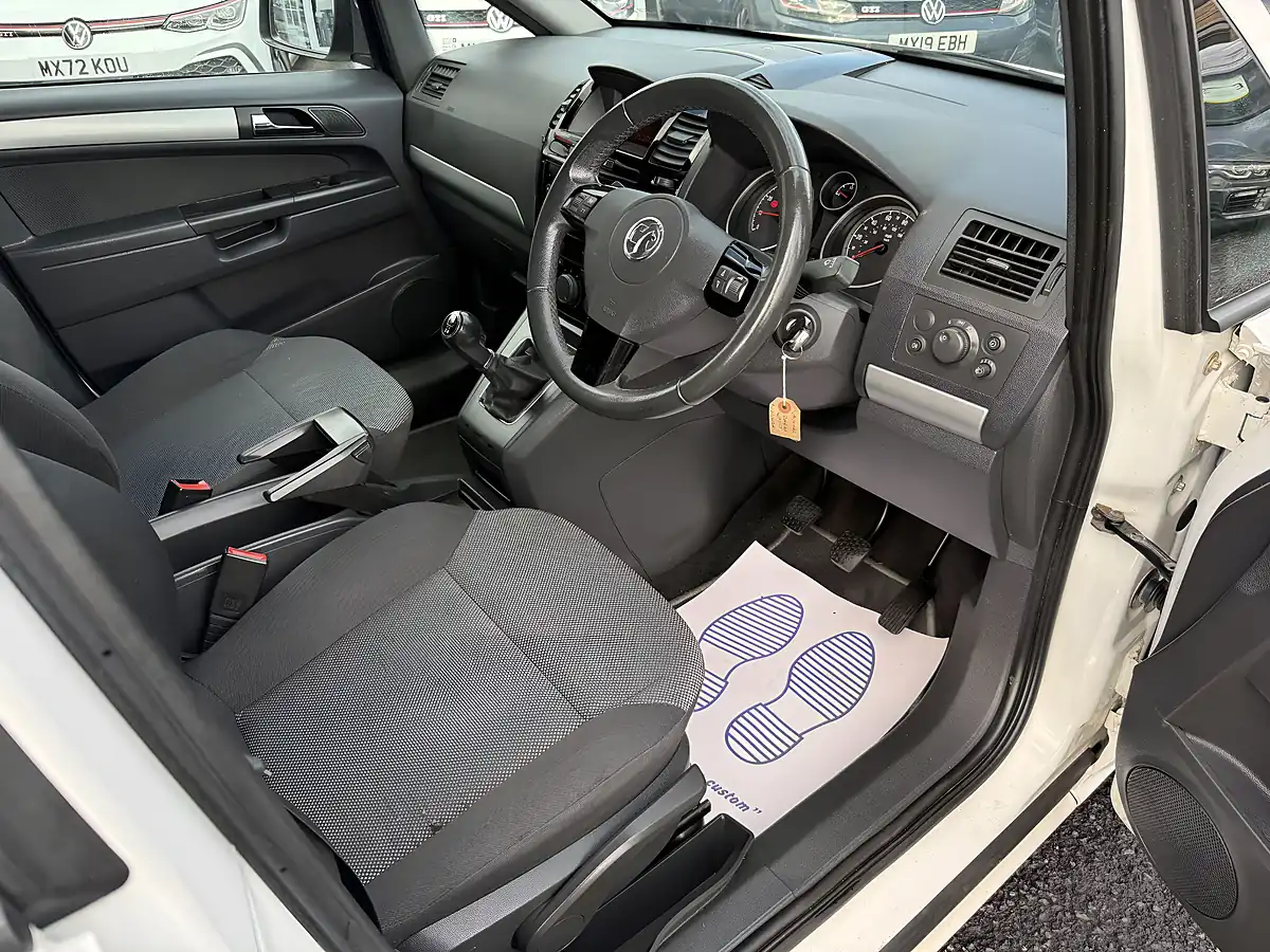 Used 2012 Vauxhall Zafira Exclusiv White - Interior and Exterior details 12