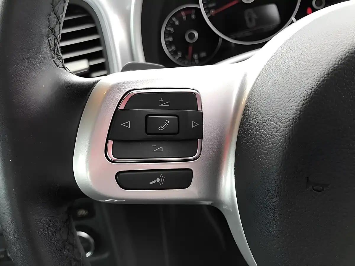 Used 2012 Volkswagen Beetle Design (leather) Silver - Interior and Exterior details 12