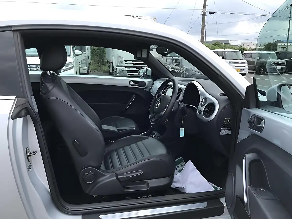 Used 2012 Volkswagen Beetle Design (leather) Silver - Interior and Exterior details 2