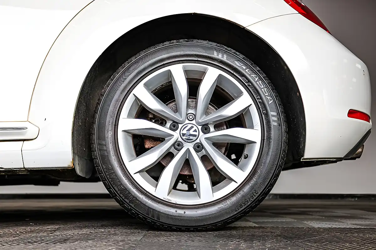 Used 2012 Volkswagen Beetle Design White - Interior and Exterior details 15