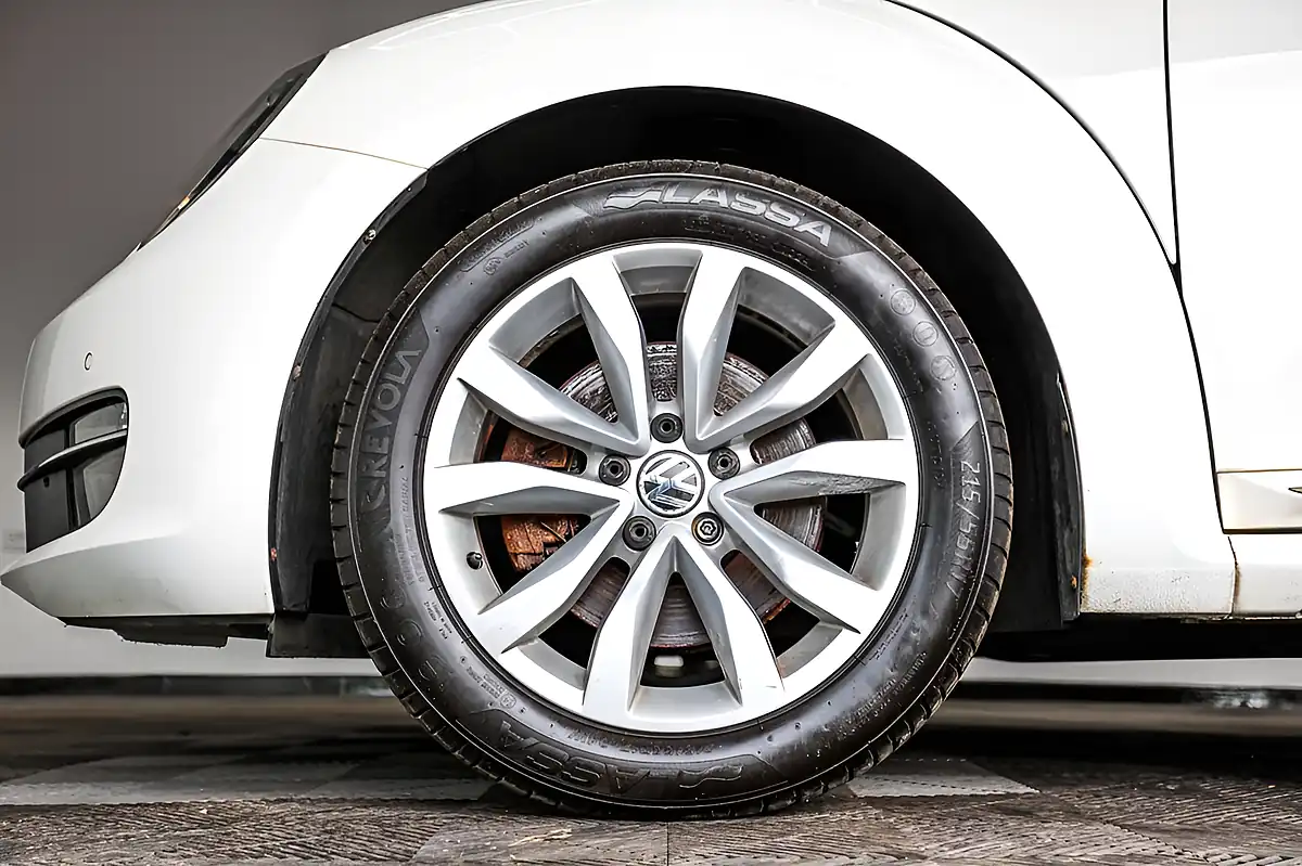 Used 2012 Volkswagen Beetle Design White - Interior and Exterior details 16