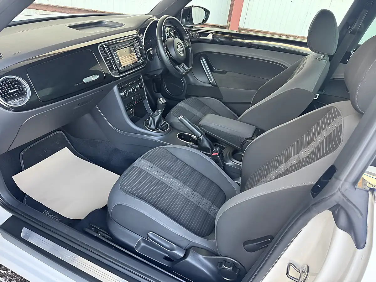 Used 2012 Volkswagen Beetle Sport White - Interior and Exterior details 10