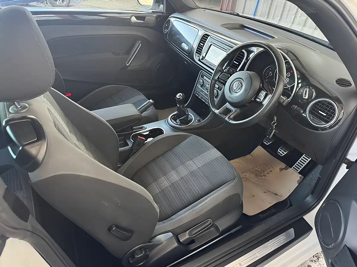 Used 2012 Volkswagen Beetle Sport White - Interior and Exterior details 9