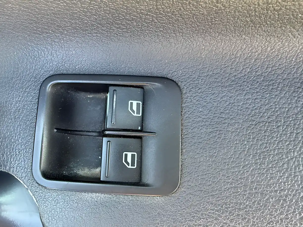 Used 2012 Volkswagen Caddy Highline Blue - Interior and Exterior details 15