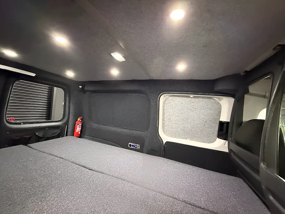 Used 2012 Volkswagen Caddy Maxi C20 Maxi White - Interior and Exterior details 10