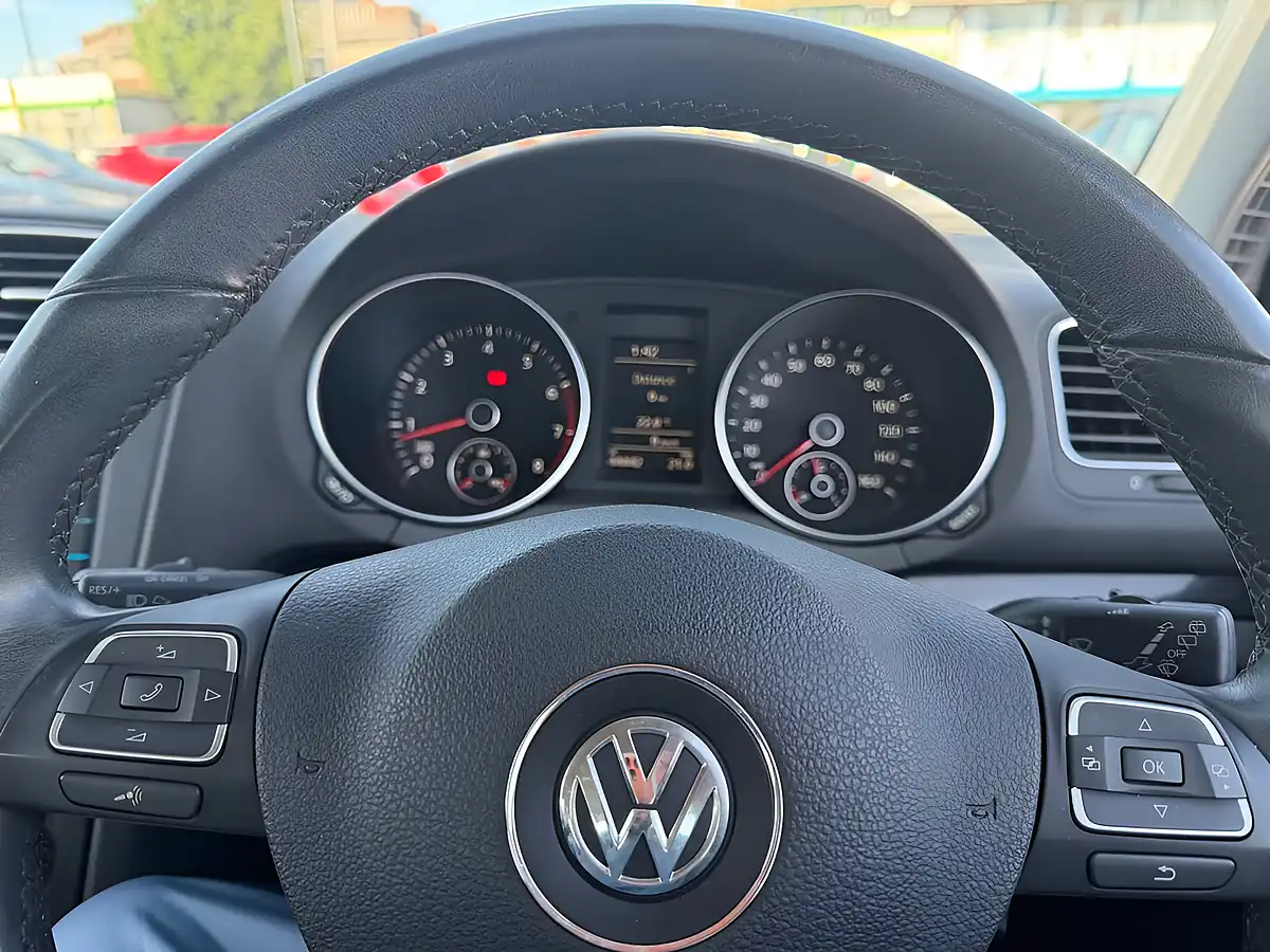 Used 2012 Volkswagen Golf Match Silver - Interior and Exterior details 5