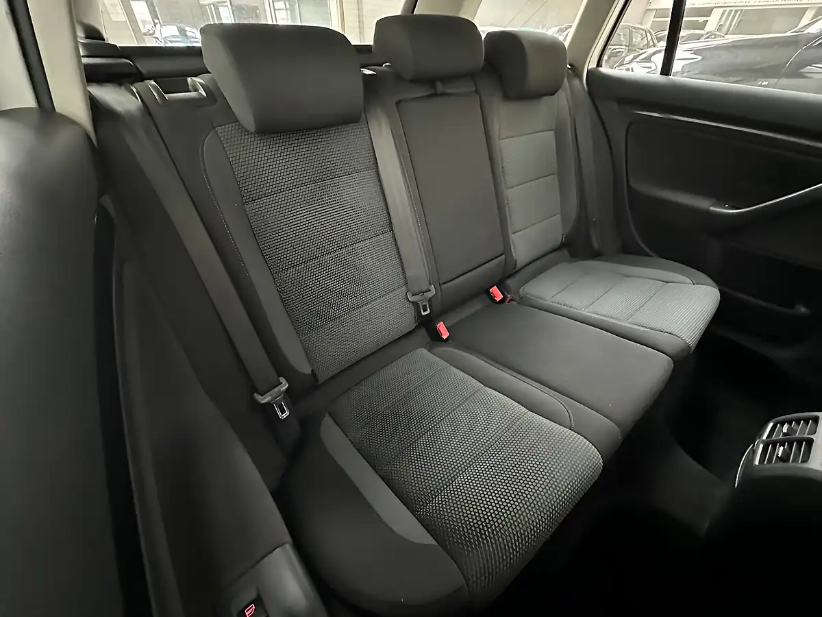 Used 2012 Volkswagen Golf Se White - Interior and Exterior details 8