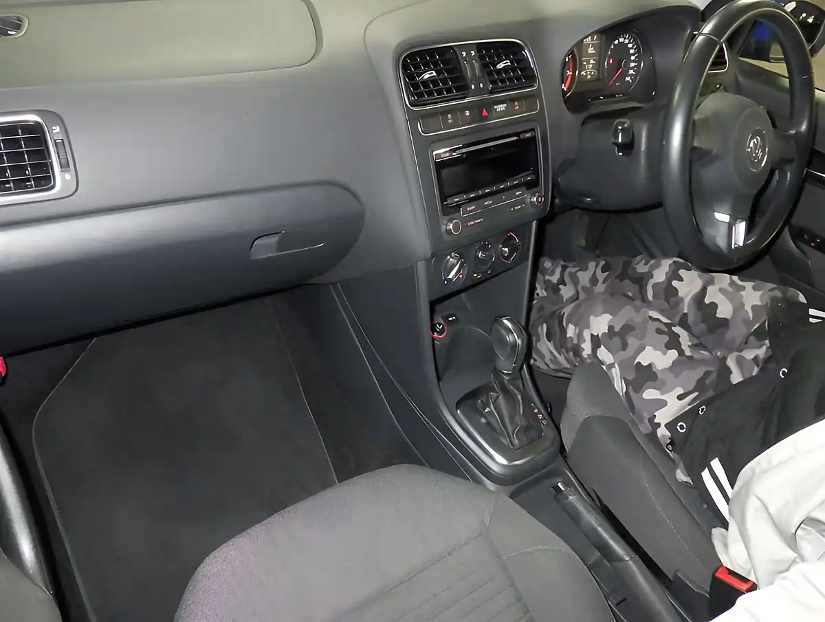 Used 2012 Volkswagen Polo Blue - Interior and Exterior details 4