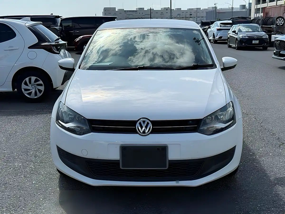 Used 2012 Volkswagen Polo Comfortline White - Interior and Exterior details 8