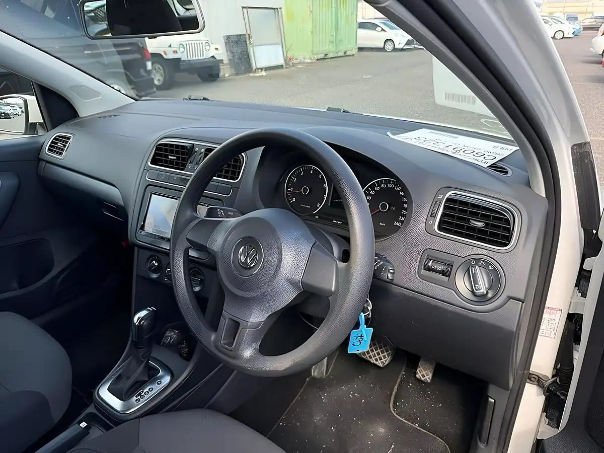 Used 2012 Volkswagen Polo Comfortline White - Interior and Exterior details 9