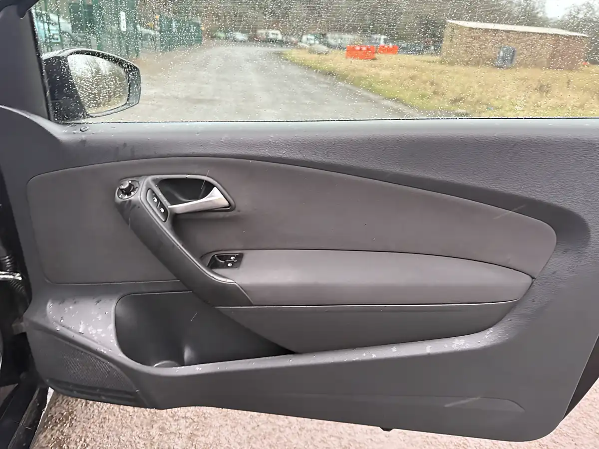 Used 2012 Volkswagen Polo Sel Black - Interior and Exterior details 16