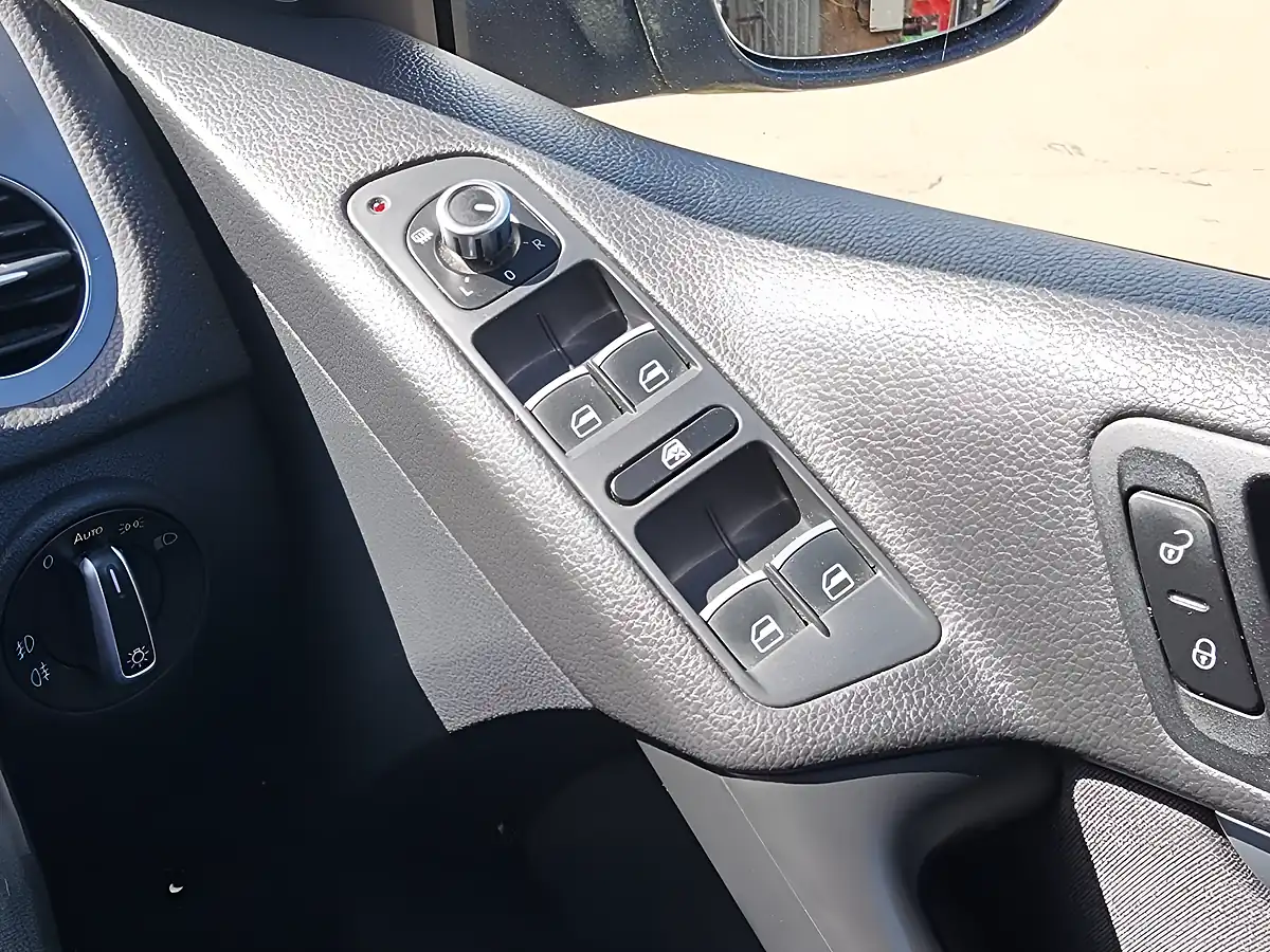 Used 2012 Volkswagen Tiguan Bluemotion Tech Sport White - Interior and Exterior details 17