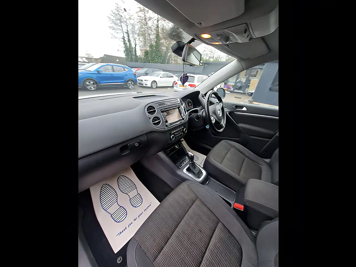 Used 2012 Volkswagen Tiguan Se White - Interior and Exterior details 16
