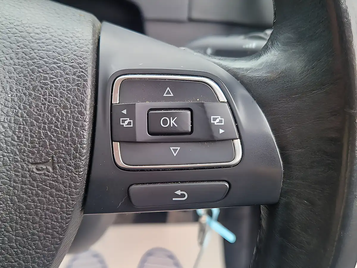 Used 2012 Volkswagen Tiguan Se White - Interior and Exterior details 20