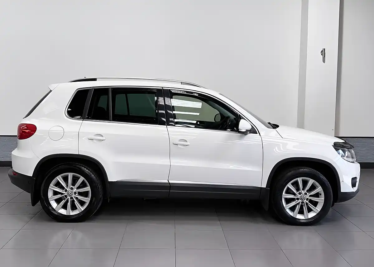 Used 2012 Volkswagen Tiguan Se White - Interior and Exterior details 3