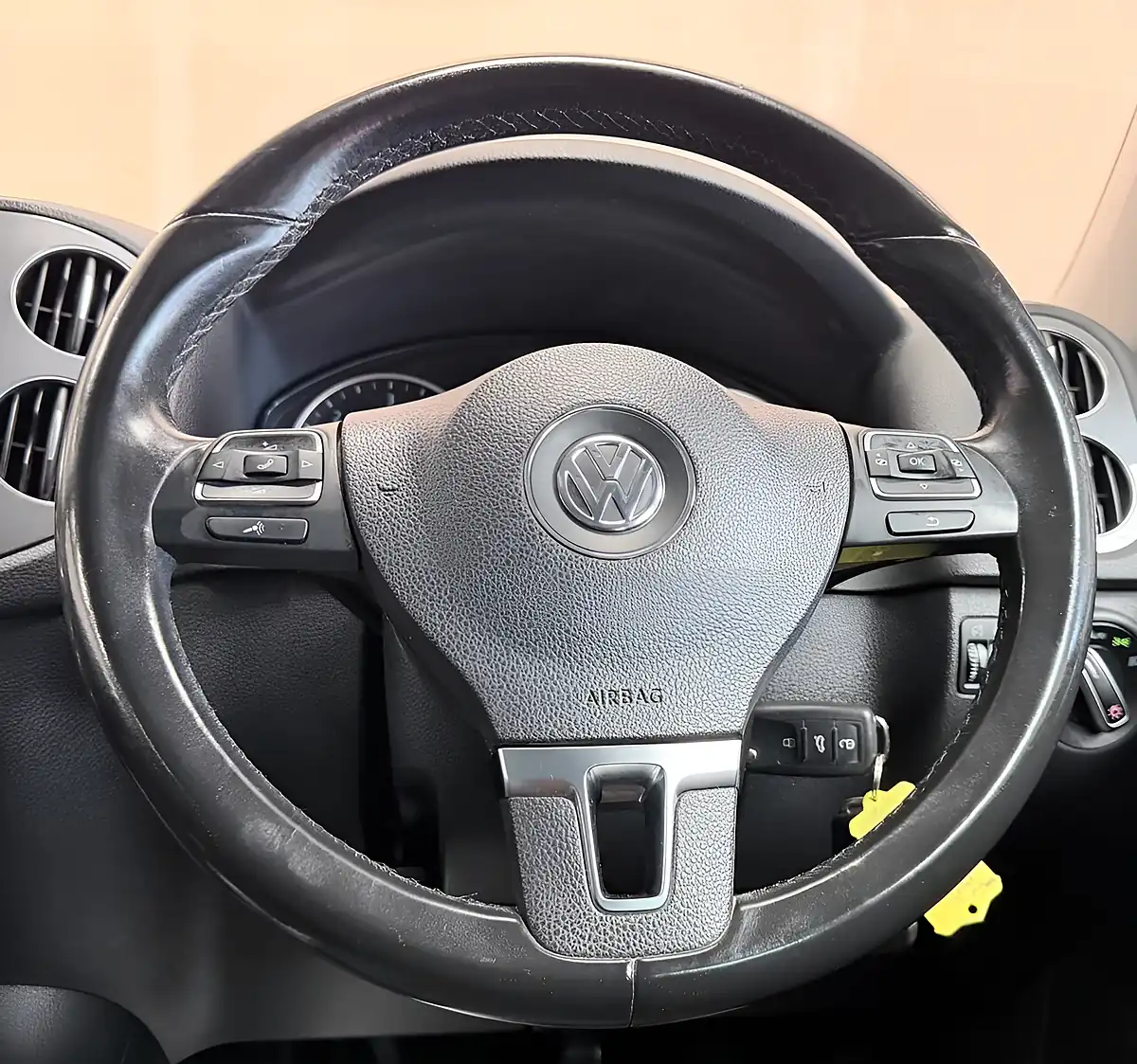 Used 2012 Volkswagen Tiguan Se White - Interior and Exterior details 8