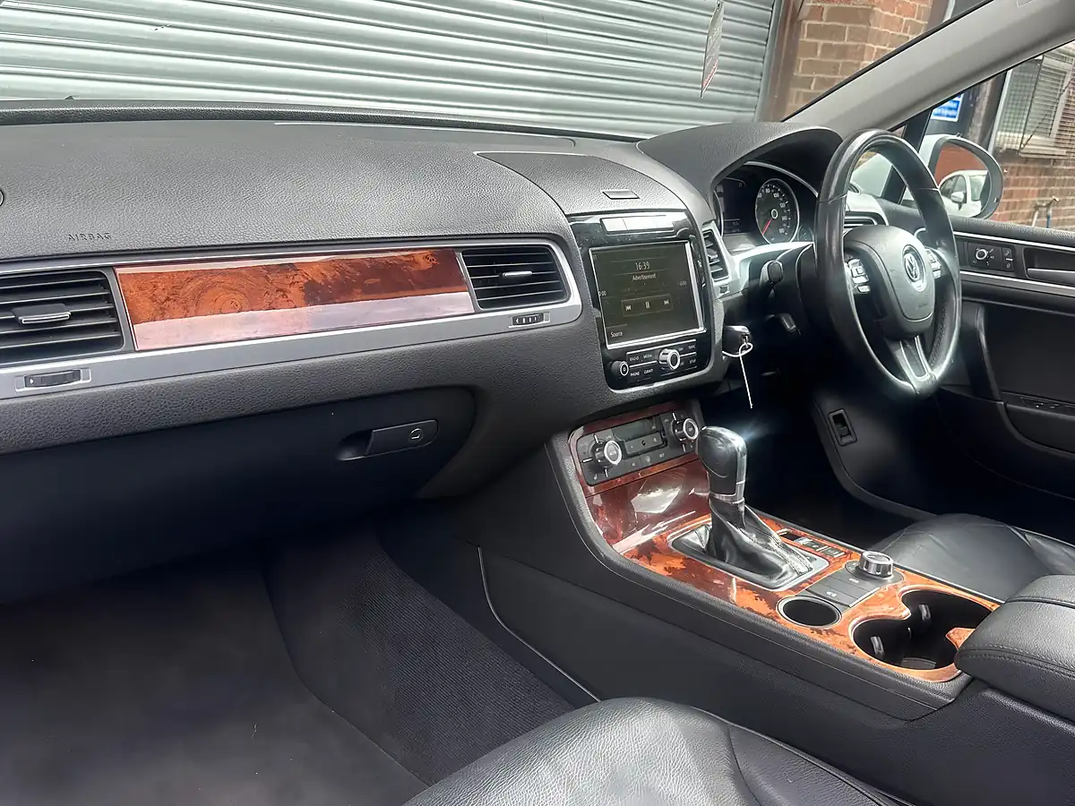 Used 2012 Volkswagen Touareg Se White - Interior and Exterior details 15