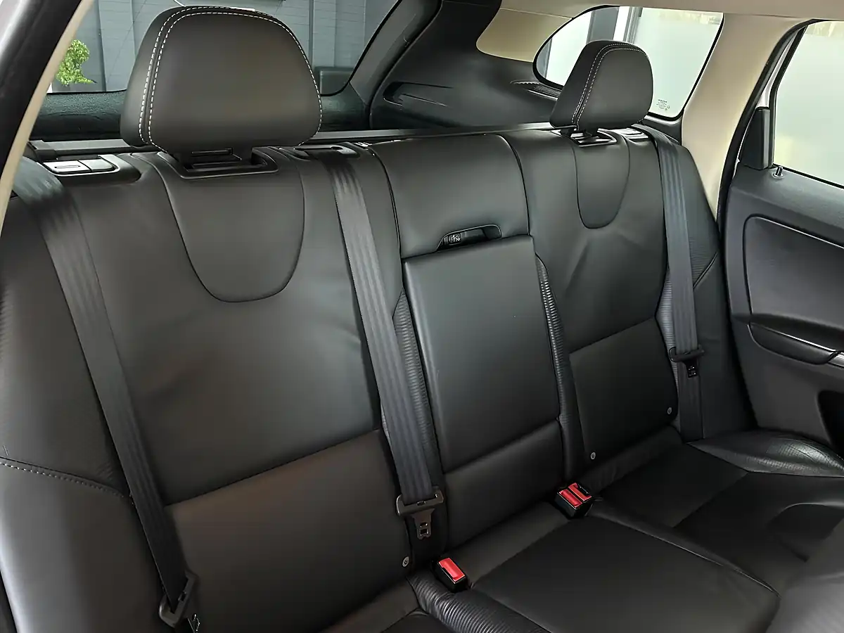 Used 2012 Volvo XC60 R-Design White - Interior and Exterior details 17
