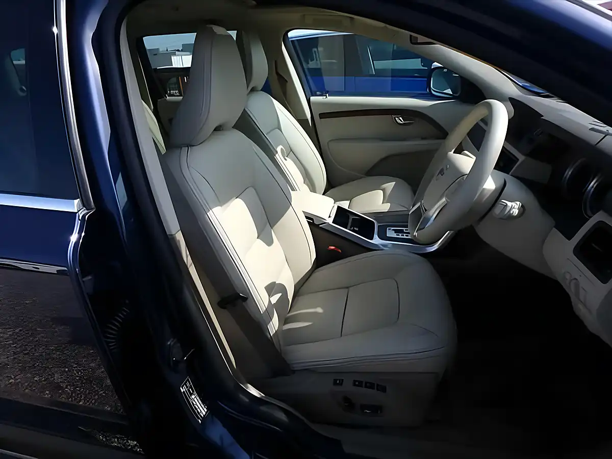 Used 2012 Volvo XC70 Se Lux Blue - Interior and Exterior details 8