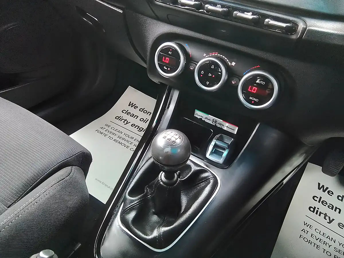 Used 2013 Alfa Romeo Giulietta Lusso Black - Interior and Exterior details 16