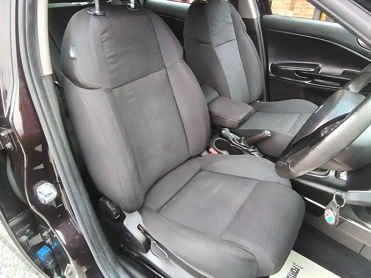 Used 2013 Alfa Romeo Giulietta Lusso Black - Interior and Exterior details 18