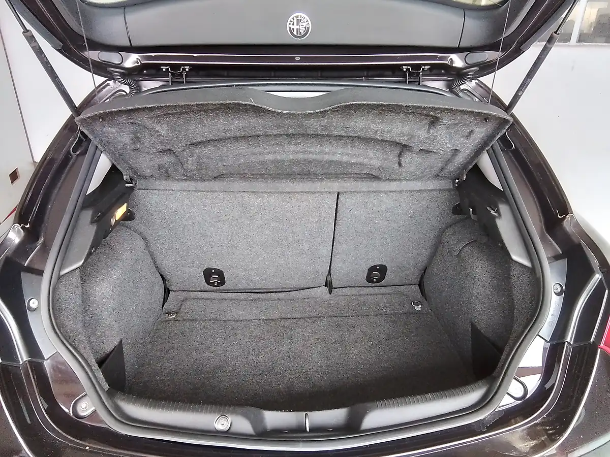 Used 2013 Alfa Romeo Giulietta Lusso Black - Interior and Exterior details 19