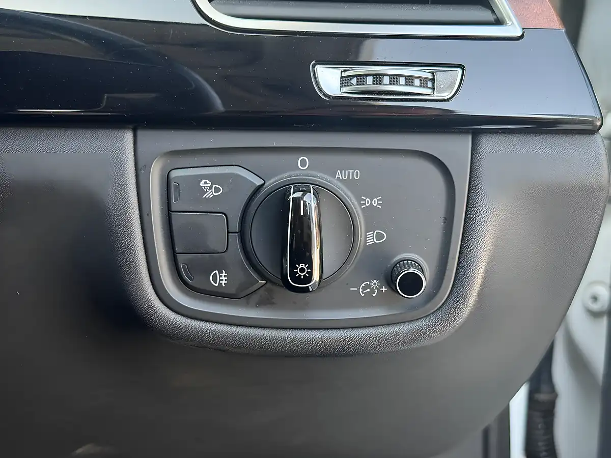 Used 2013 Audi S8 White - Interior and Exterior details 16