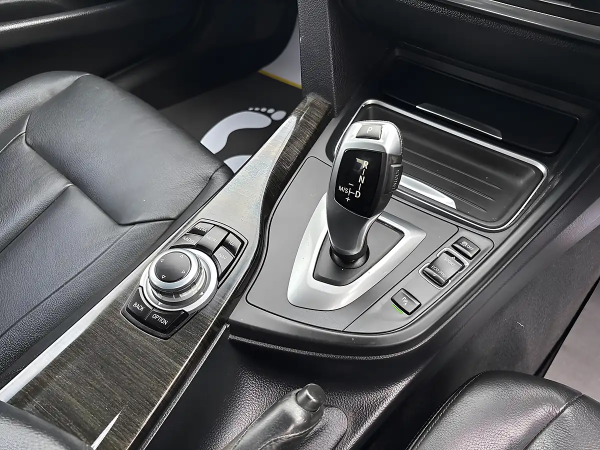 Used 2013 BMW 3 Series Luxury Blue - Interior and Exterior details 14