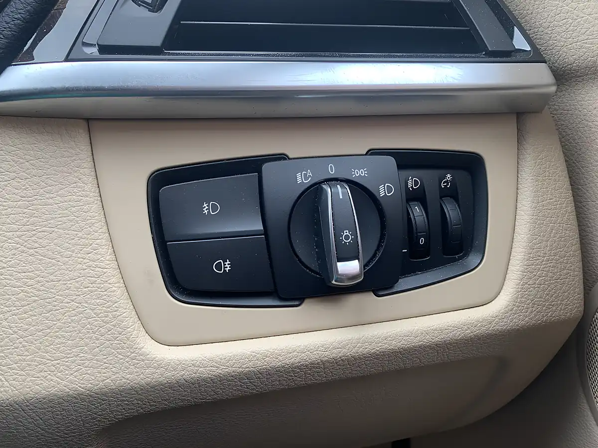 Used 2013 BMW 3 Series Luxury Touring Blue - Interior and Exterior details 15