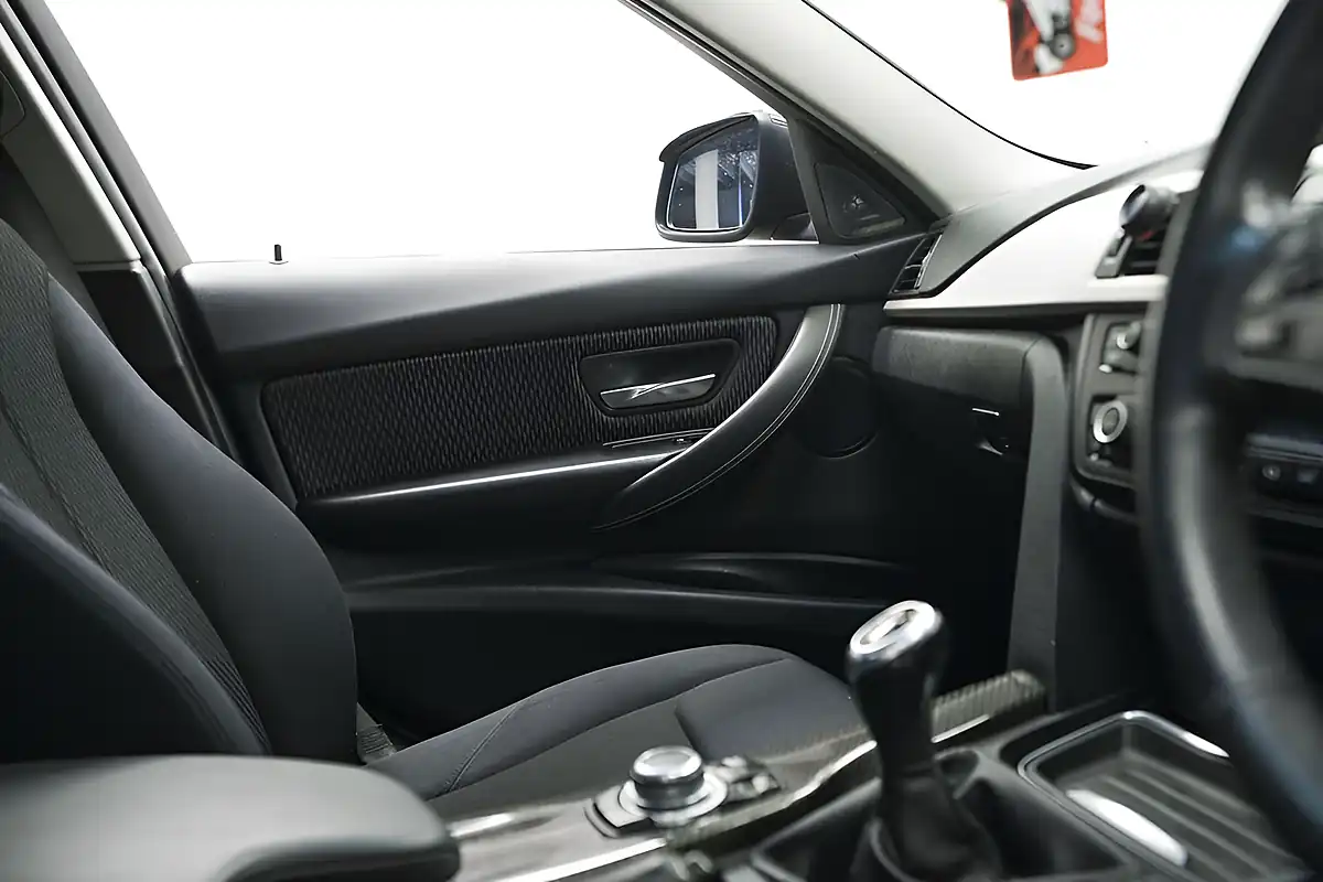 Used 2013 BMW 3 Series Se Black - Interior and Exterior details 14