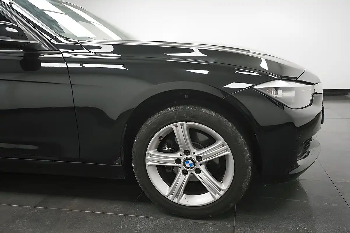 Used 2013 BMW 3 Series Se Black - Interior and Exterior details 4