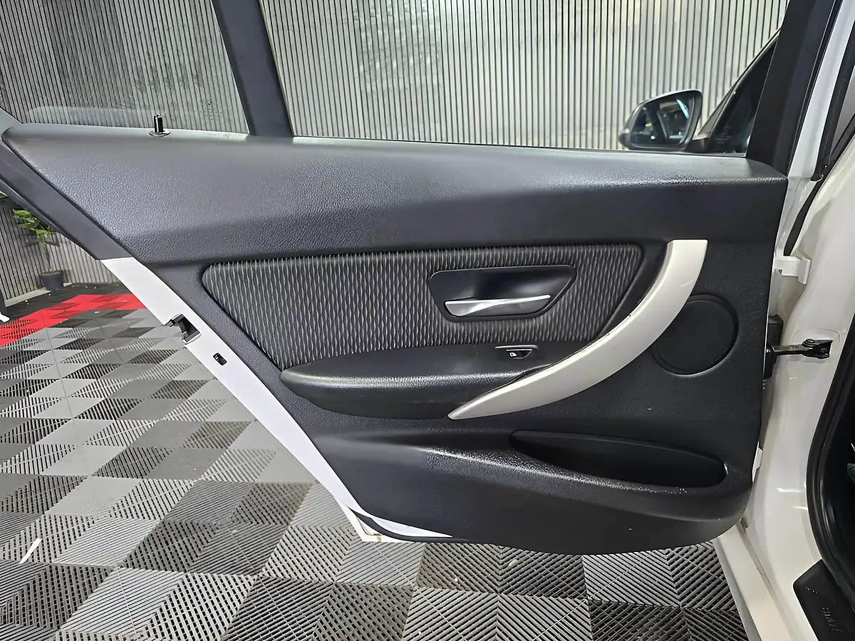 Used 2013 BMW 3 Series Se White - Interior and Exterior details 11