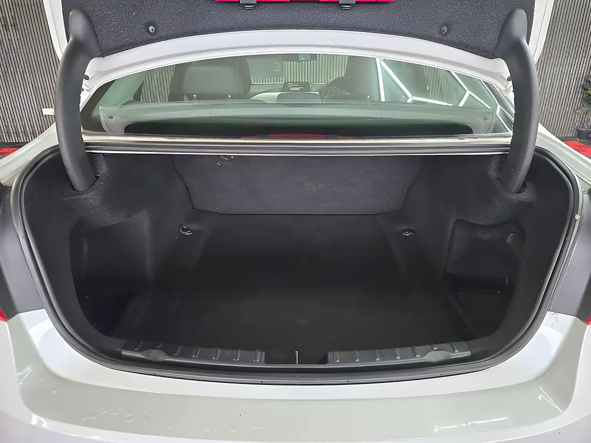 Used 2013 BMW 3 Series Se White - Interior and Exterior details 12