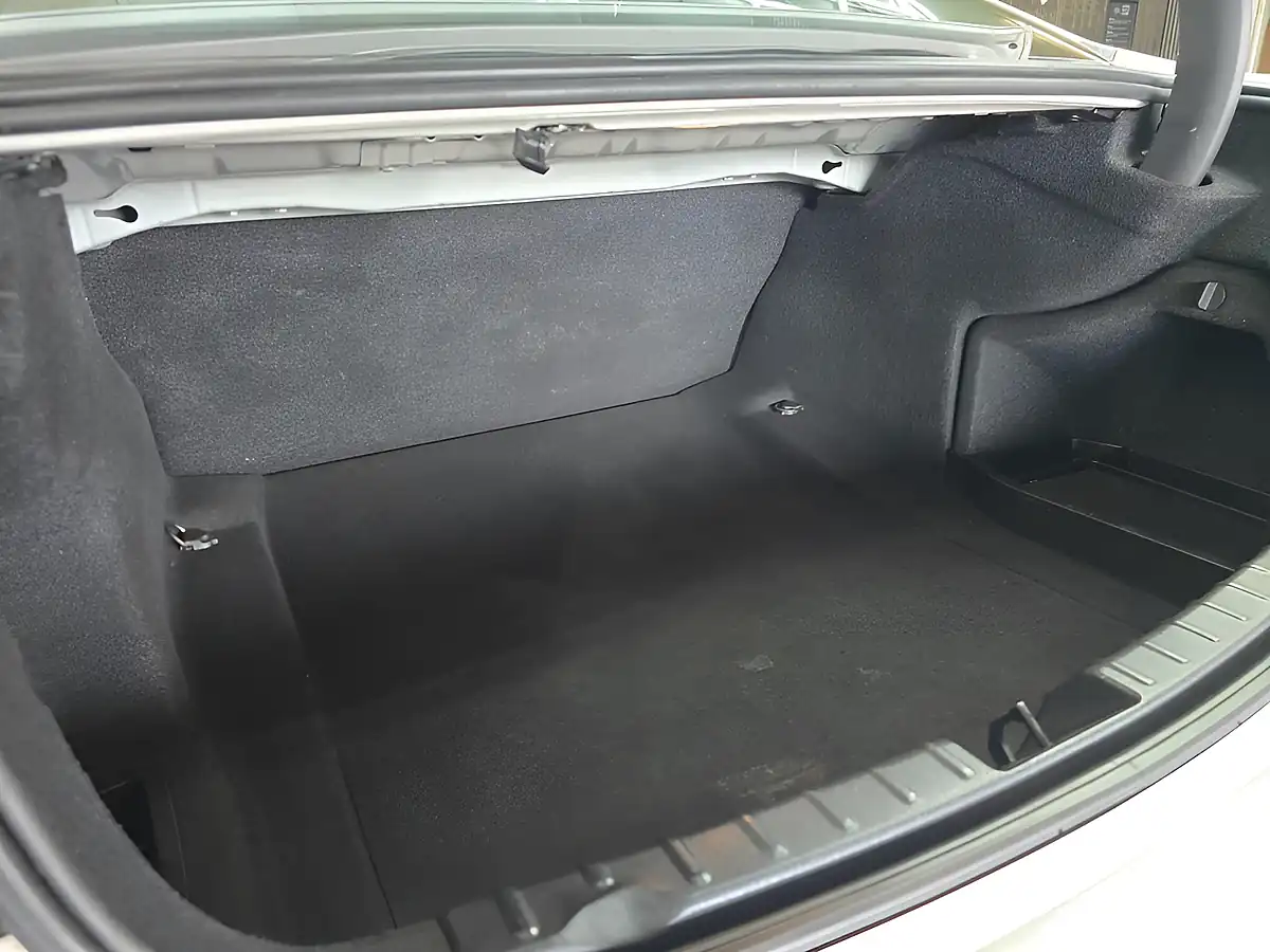 Used 2013 BMW 3 Series Se White - Interior and Exterior details 13