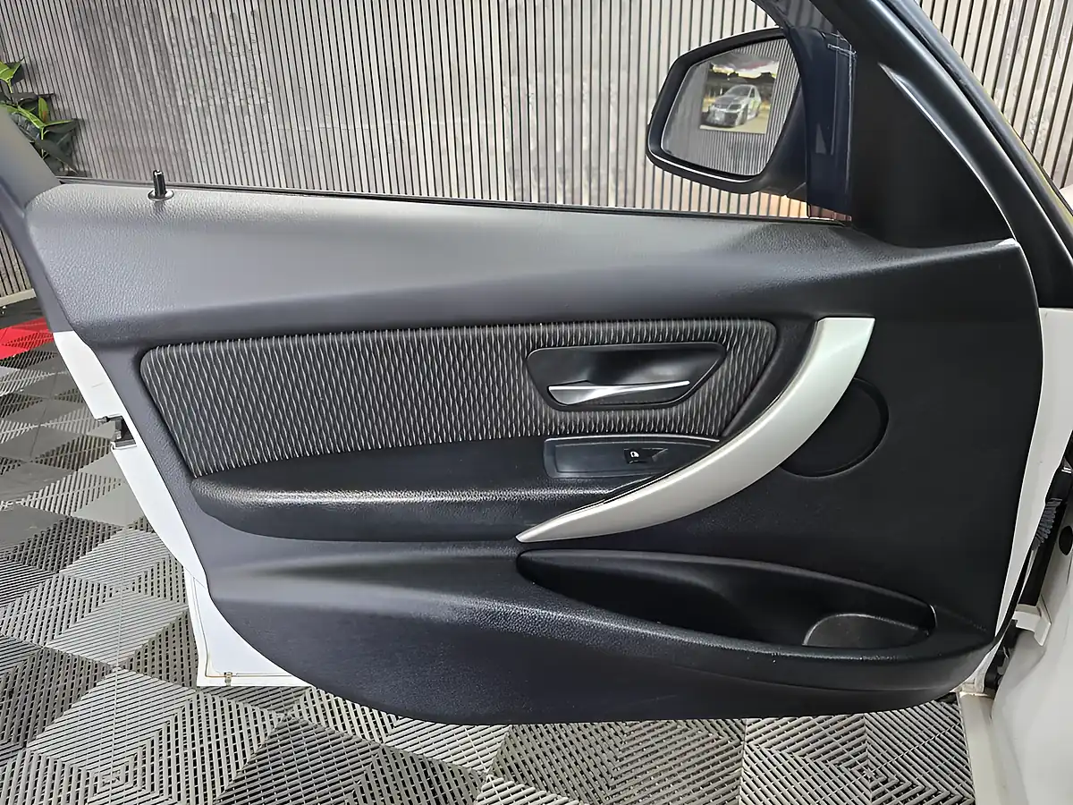 Used 2013 BMW 3 Series Se White - Interior and Exterior details 8