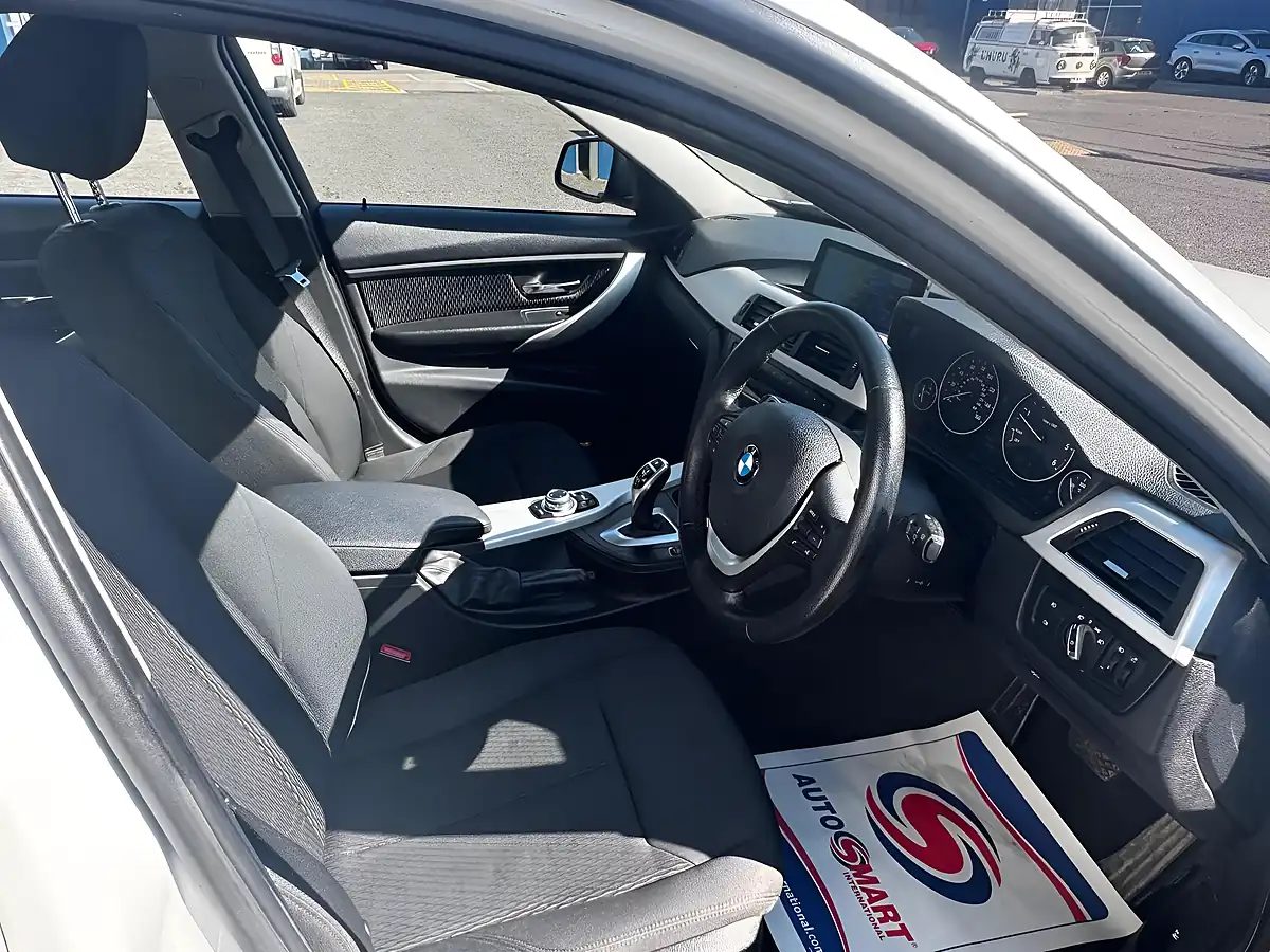Used 2013 BMW 3 Series Se White - Interior and Exterior details 12