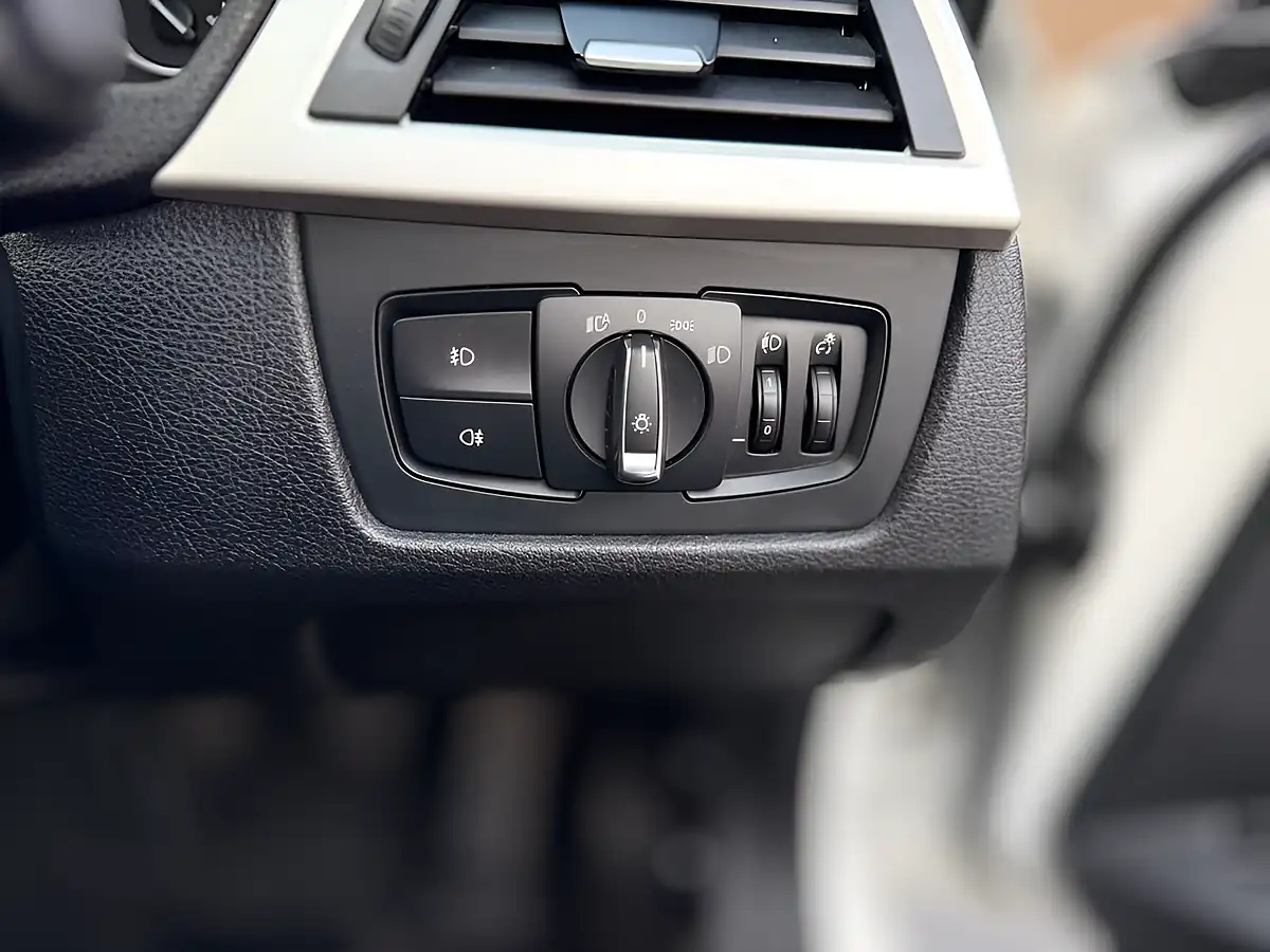 Used 2013 BMW 3 Series Se White - Interior and Exterior details 14