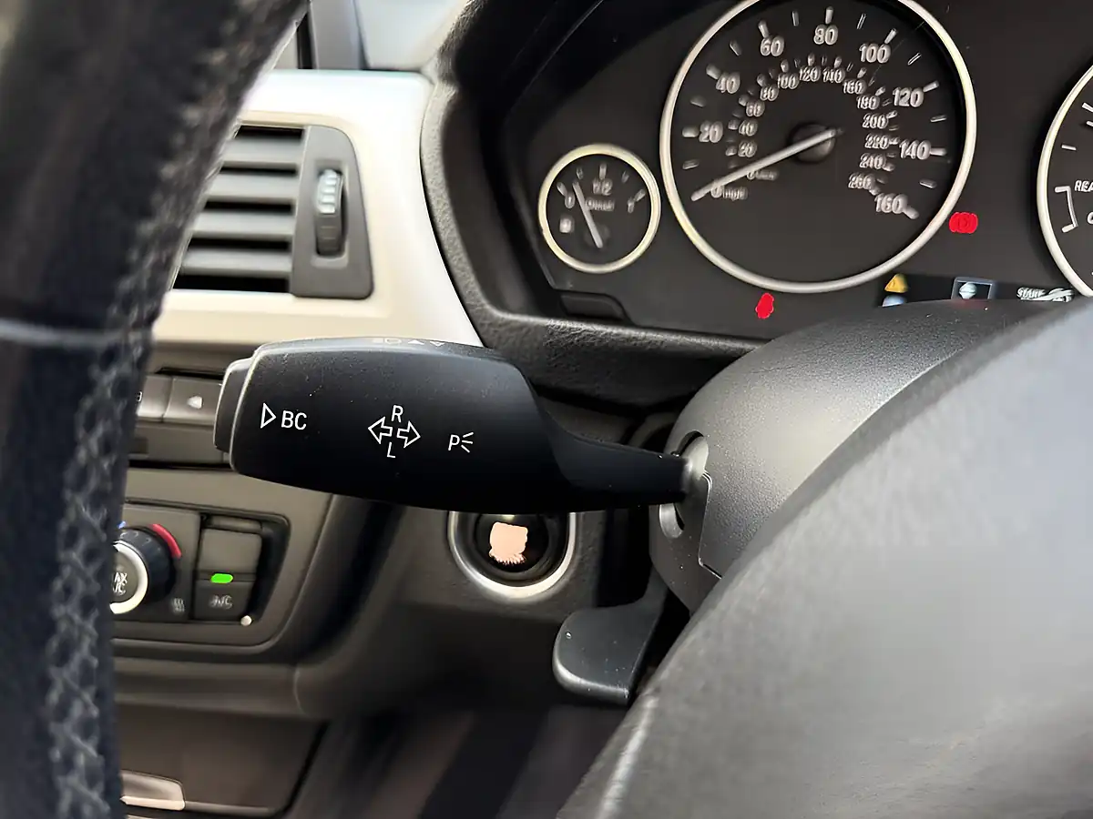 Used 2013 BMW 3 Series Se White - Interior and Exterior details 15