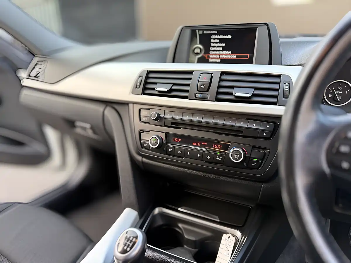 Used 2013 BMW 3 Series Se White - Interior and Exterior details 17